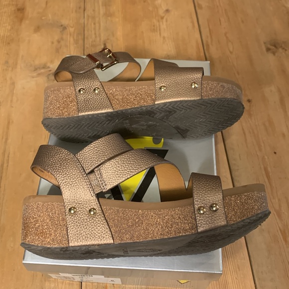 Volatile Biloxi Bronze Size 8 Sandals Foam Over Cork Sole Brass Nailhead GUC - Picture 10 of 15